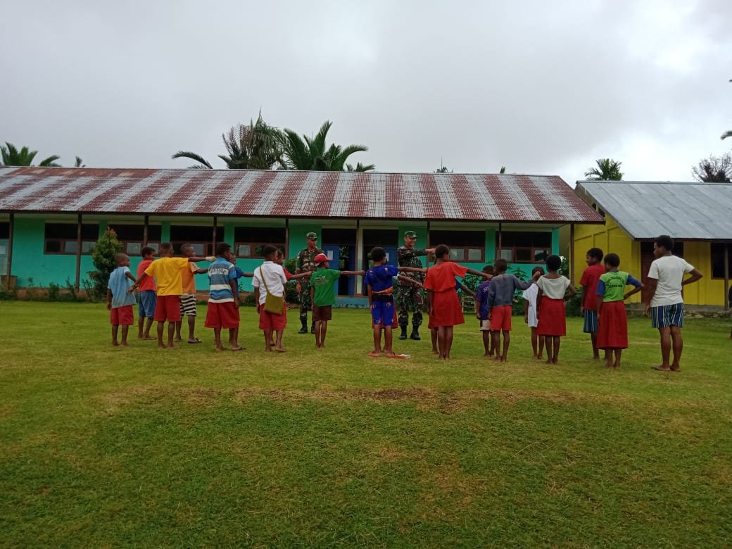 Prajurit Satgas Yonif 126/KC Cerdaskan Anak Bangsa di Perbatasan