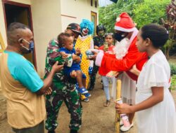 Prajurit Yonif 125/Simbisa dan Sinterklas Bagikan Kado Natal