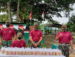 Prajurit Yonif 131/Braja Sakti Bagikan Takjil di Tapal Batas Papua