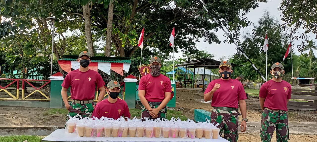 Prajurit Yonif 131/Braja Sakti Bagikan Takjil di Tapal Batas Papua