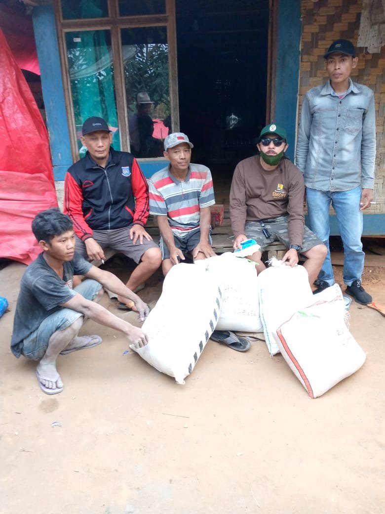 Warga Kampung Nangewer Cibitung Serahkan Bantuan