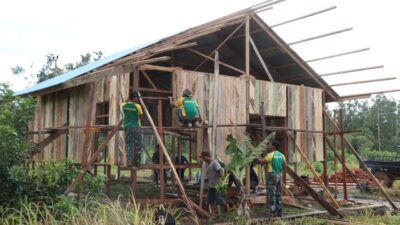 Prajurit TNI Yonif 411 Kostrad Bangun Rumah Warga di Perbatasan