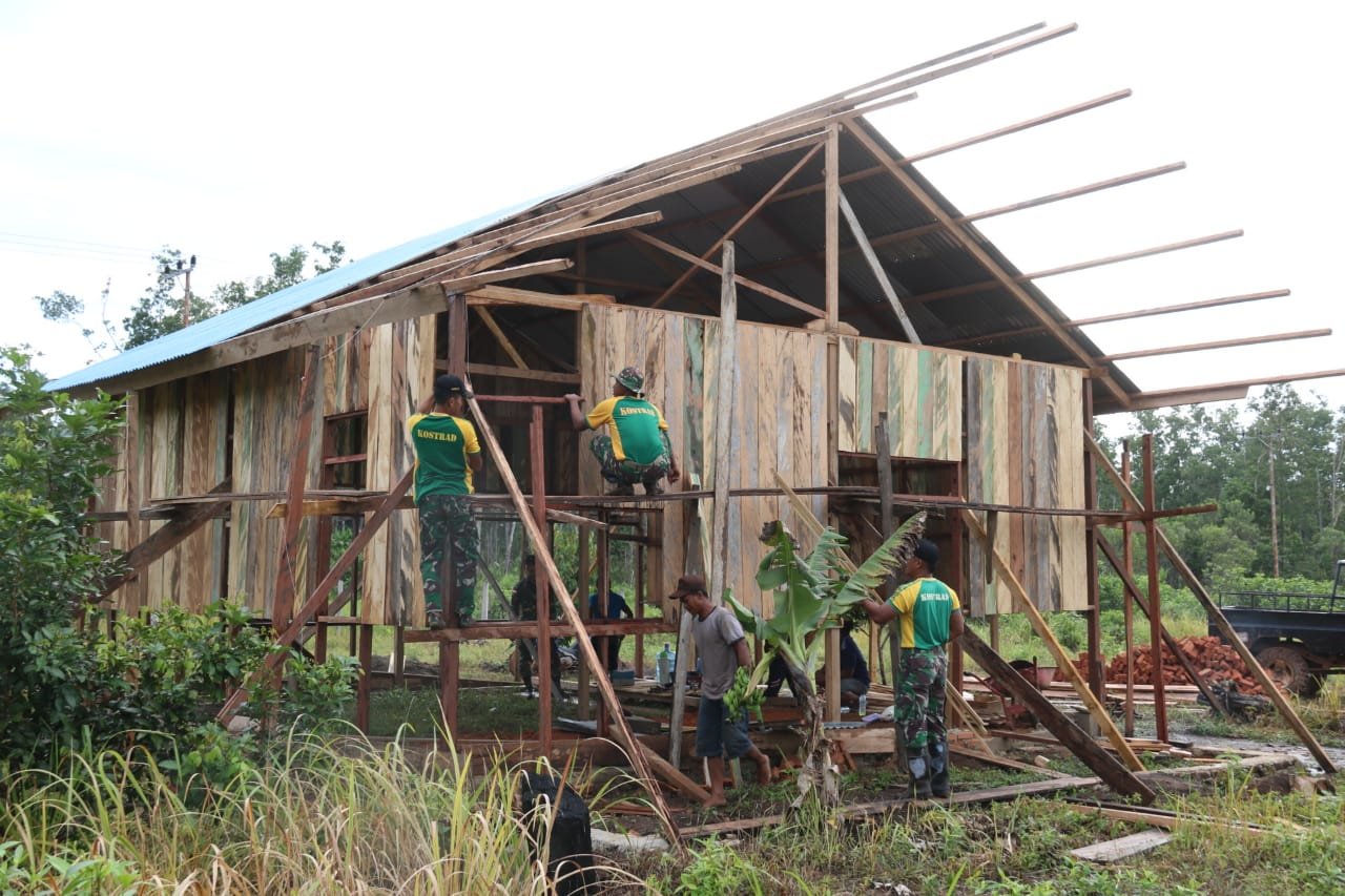 Prajurit TNI Yonif 411 Kostrad Bangun Rumah Warga di Perbatasan