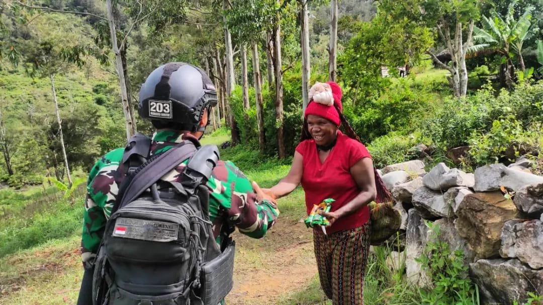 Yonif Mekanis 203/AK Terus Jalin Silaturahmi dengan Warga Kampung Ambrigime