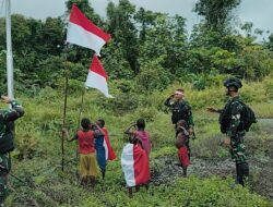 Satgas Pamtas Yonif Raider 142/KJ Gugah Semangat Kebangsaan Kibarkan Bendera