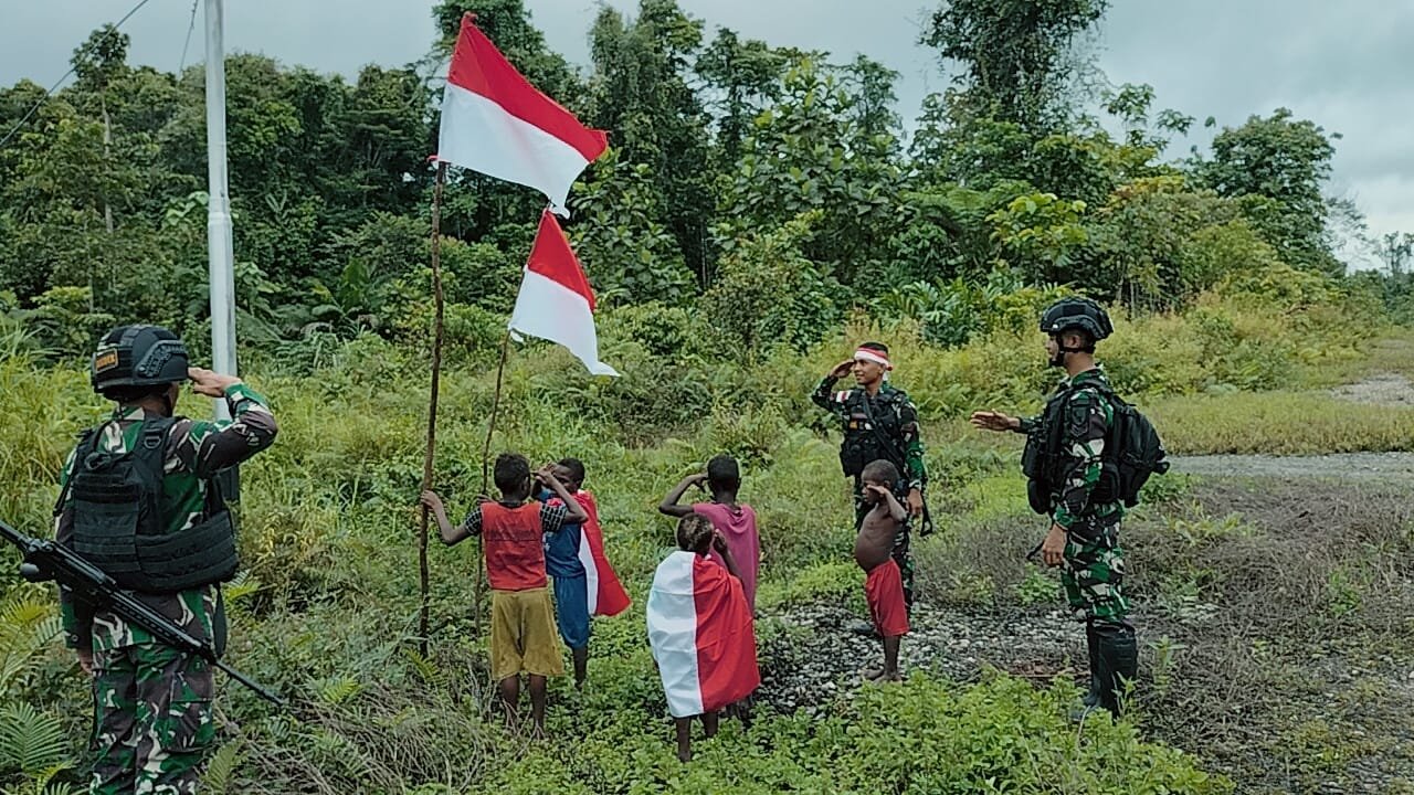Satgas Pamtas Yonif Raider 142/KJ Gugah Semangat Kebangsaan Kibarkan Bendera