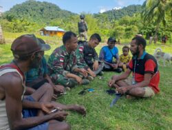 Personel Yonif 126/KC Komsos Humanis di Papua Duduk Santai Bersama Warga Perbatasan