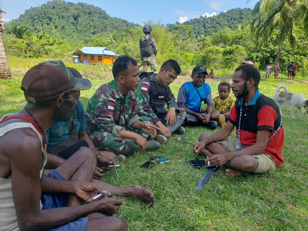 Personel Yonif 126/KC Komsos Humanis di Papua Duduk Santai Bersama Warga Perbatasan