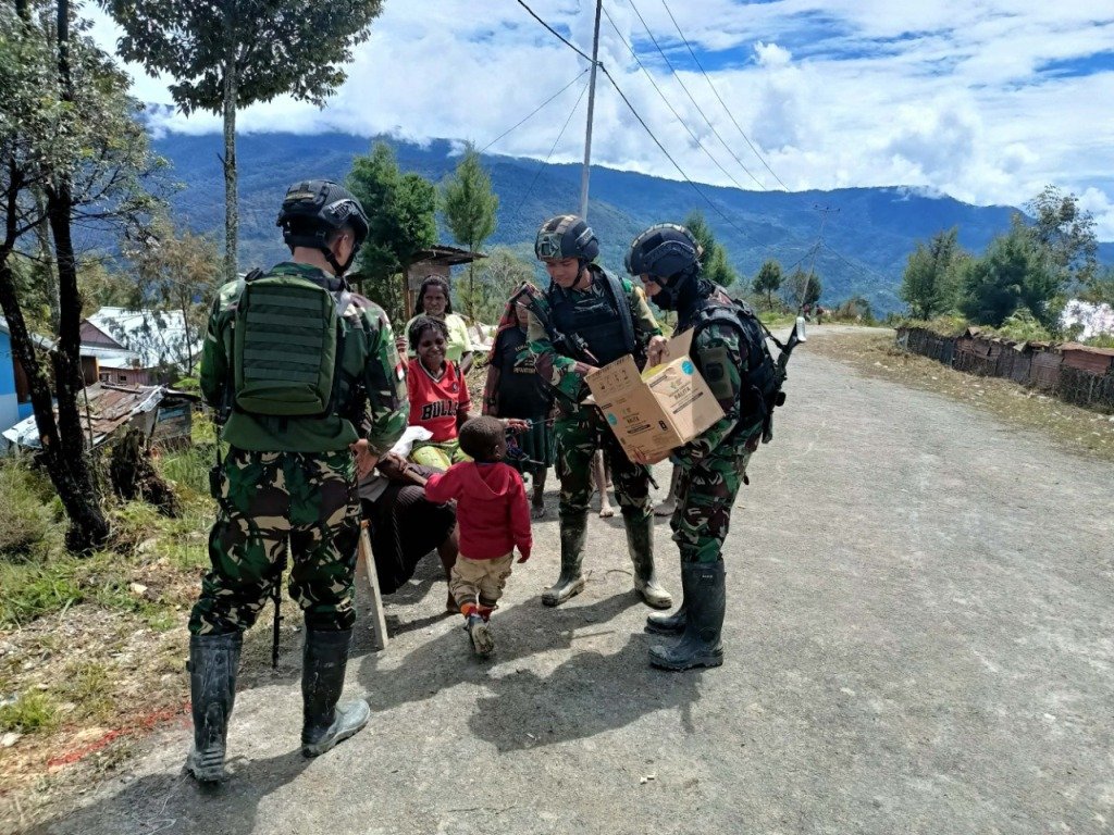 Satgas Yonif Para Raider 501/BY Bagikan Makanan ke Warga Kampung Mamba