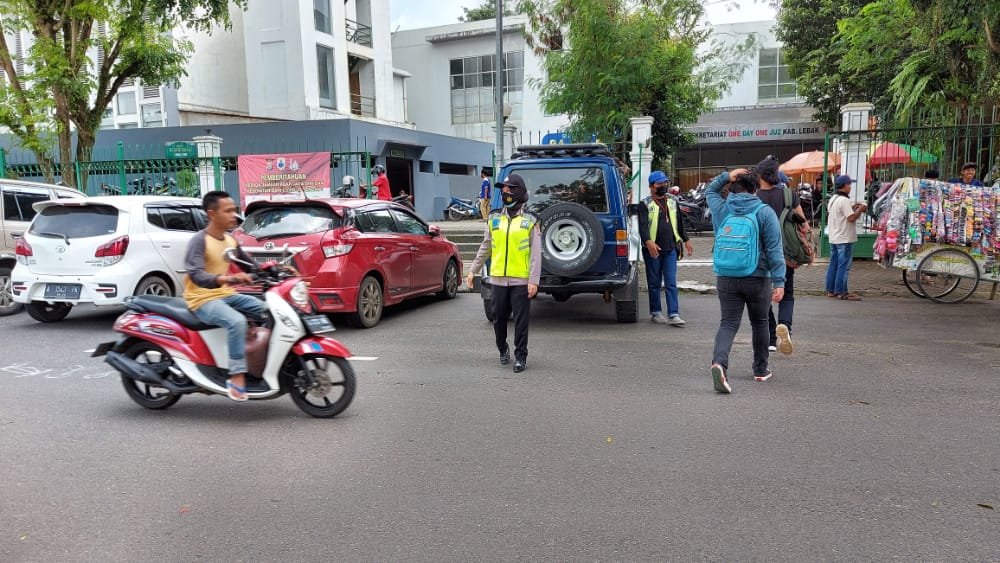 Polwan Polres Lebak Cegah Kejahatan Saat Sholat Jumat