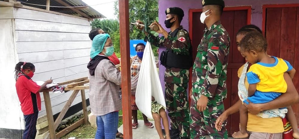 Yonif MR 413 Kostrad Adakan Posyandu di Kampung Yowung Hari Gizi Nasional