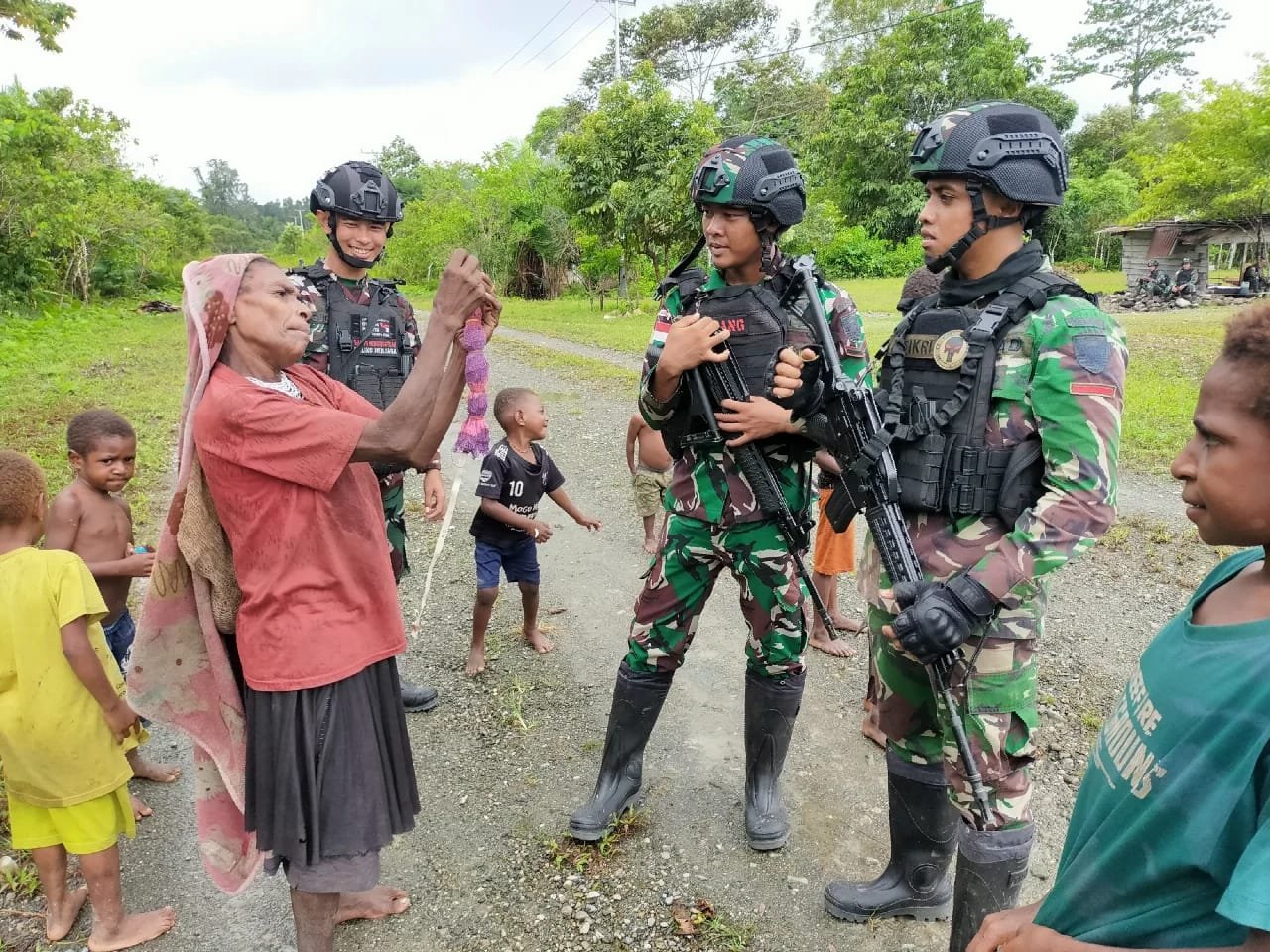 Keceriaan Mama Papua Bersama Satgas Pamtas Yonif Raider 142/KJ