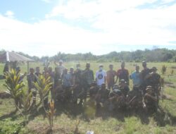 Prajurit Gardatama Yudha Bersama Warga Lumbang Bersihkan TPU