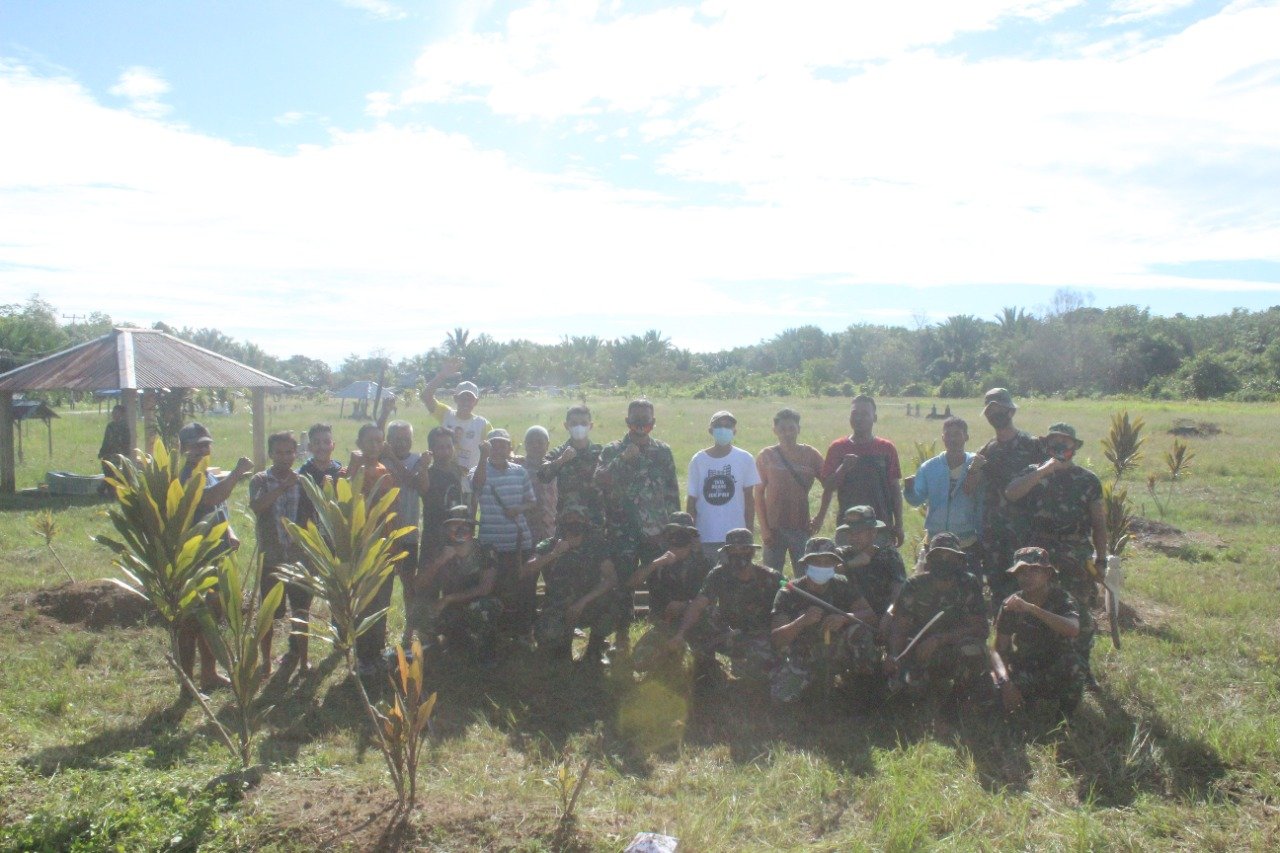 Prajurit Gardatama Yudha Bersama Warga Lumbang Bersihkan TPU