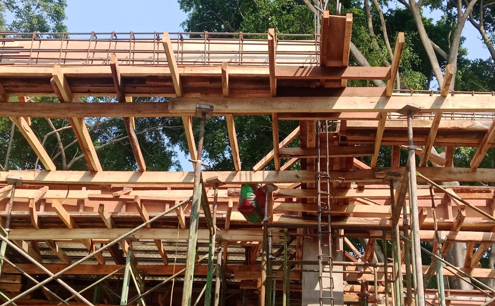 Lemahnya Pengawasan Diduga Bikin Kontraktor Siluman Kerjakan Proyek Sesuka Hati