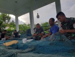 Bangun Komunikasi Sosial, Satgas Yonarmed Kostrad Bantu Nelayan Laha