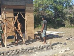 Babinsa Koramil 1710-07/Mapurujaya Bantu Bangun Rumah Warga di Wilayah Binaan