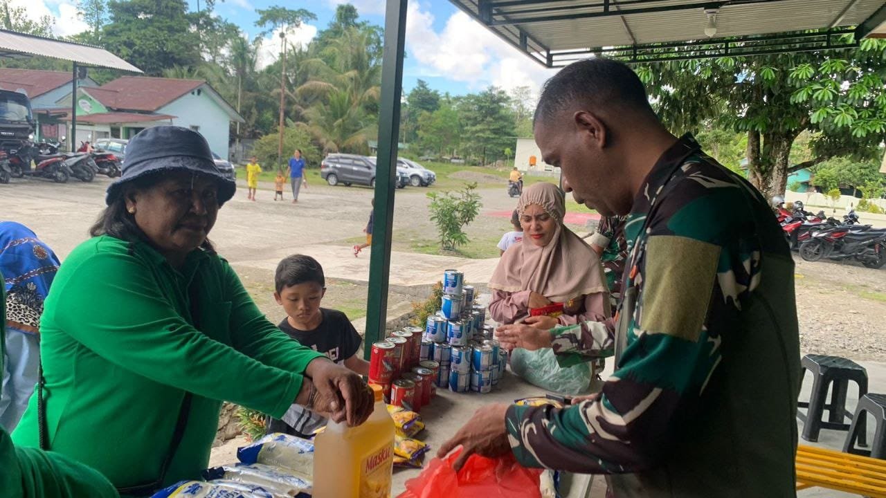 Kodim 1710/Mimika Gelar Bazar Ramadhan dan Bagikan THR Sambut Idulfitri 1444 H