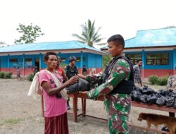 Satgas Yonif 126/KC Gelar Bakti Sosial Bagikan Sembako di Perbatasan