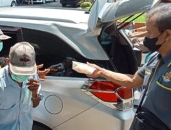 Jumat Barokah Satresnarkoba Polres Serang Kota Bagikan Ratusan Nasi Kotak dan Masker