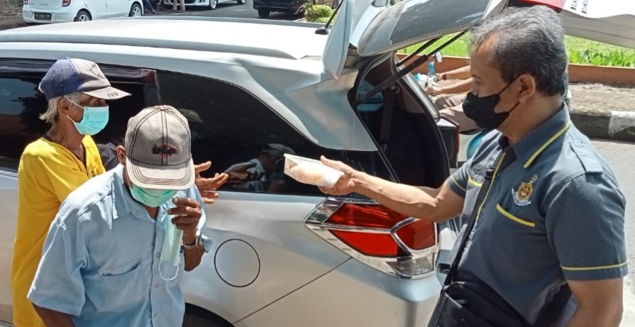 Jumat Barokah Satresnarkoba Polres Serang Kota Bagikan Ratusan Nasi Kotak dan Masker