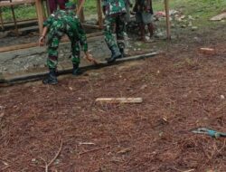Babinsa Tiom Dapat Apresiasi Warga Binaan Usai Bantu Bangun Rumah