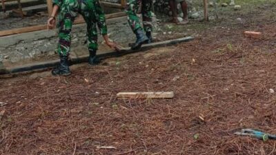 Babinsa Tiom Dapat Apresiasi Warga Binaan Usai Bantu Bangun Rumah