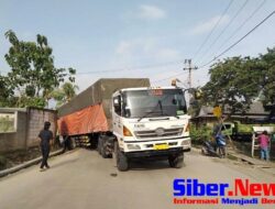Proyek Saluran Air di Jalan Cikande-Rangkasbitung Picu Kecelakaan