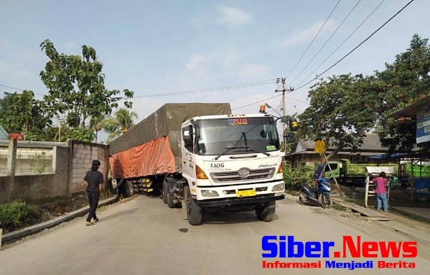 Proyek Saluran Air di Jalan Cikande-Rangkasbitung Picu Kecelakaan