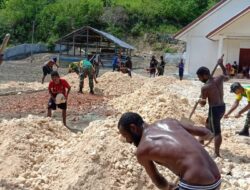 Yonif 413 Kostrad Bersama Masyarakat Gelar Karya Bhakti di Gereja Gambut