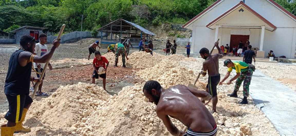 Yonif 413 Kostrad Bersama Masyarakat Gelar Karya Bhakti di Gereja Gambut