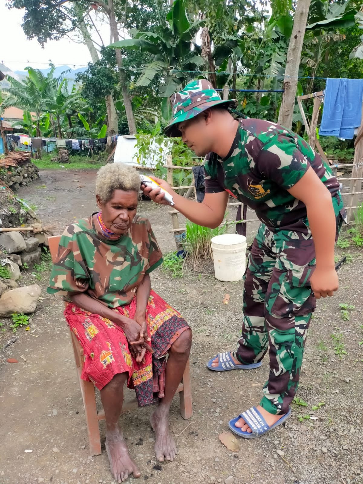 Wujud Cinta Kasih Satgas Yonif Raider 142/KJ untuk Mama Papua