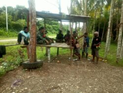 Babinsa Koramil 1710-06/Agimuga Intensifkan Komsos Jalin Keakraban Warga Binaan