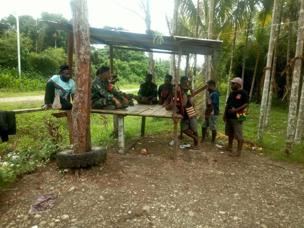 Babinsa Koramil 1710-06/Agimuga Intensifkan Komsos Jalin Keakraban Warga Binaan