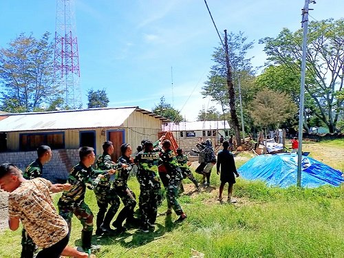 Satgas Yonif Raider 142/KJ Tebang Pohon yang Berbahaya bagi Warga