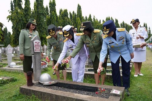 Laksda TNI Wiwin Pimpin Ziarah dan Apel Bersama Wan TNI