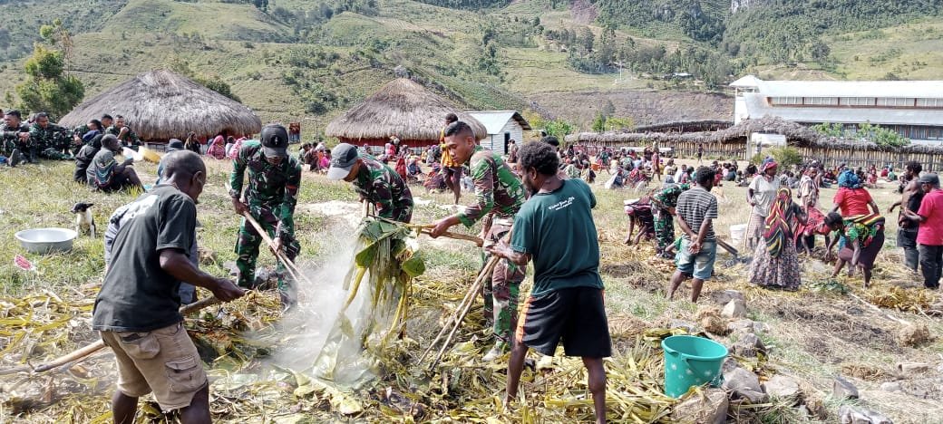 Satgas Yonif Mekanis 203/AK Syukur Bakar Batu Bersama Warga Malagayneri