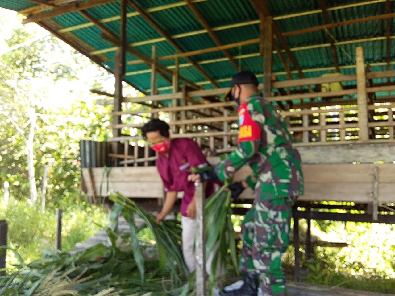 Babinsa Tebas Motivasi Peternak Kambing di Desa Binaannya