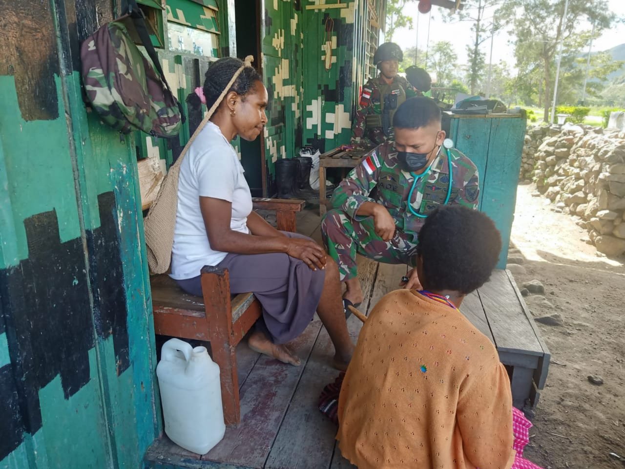 Warga Papua Sampaikan Keluhan ke Pos Satgas Yonif Raider 142/KJ