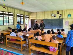 Kunjungan Perdana Satgas Yonif Raider 142/KJ Ceriakan Siswa SD Eragayam