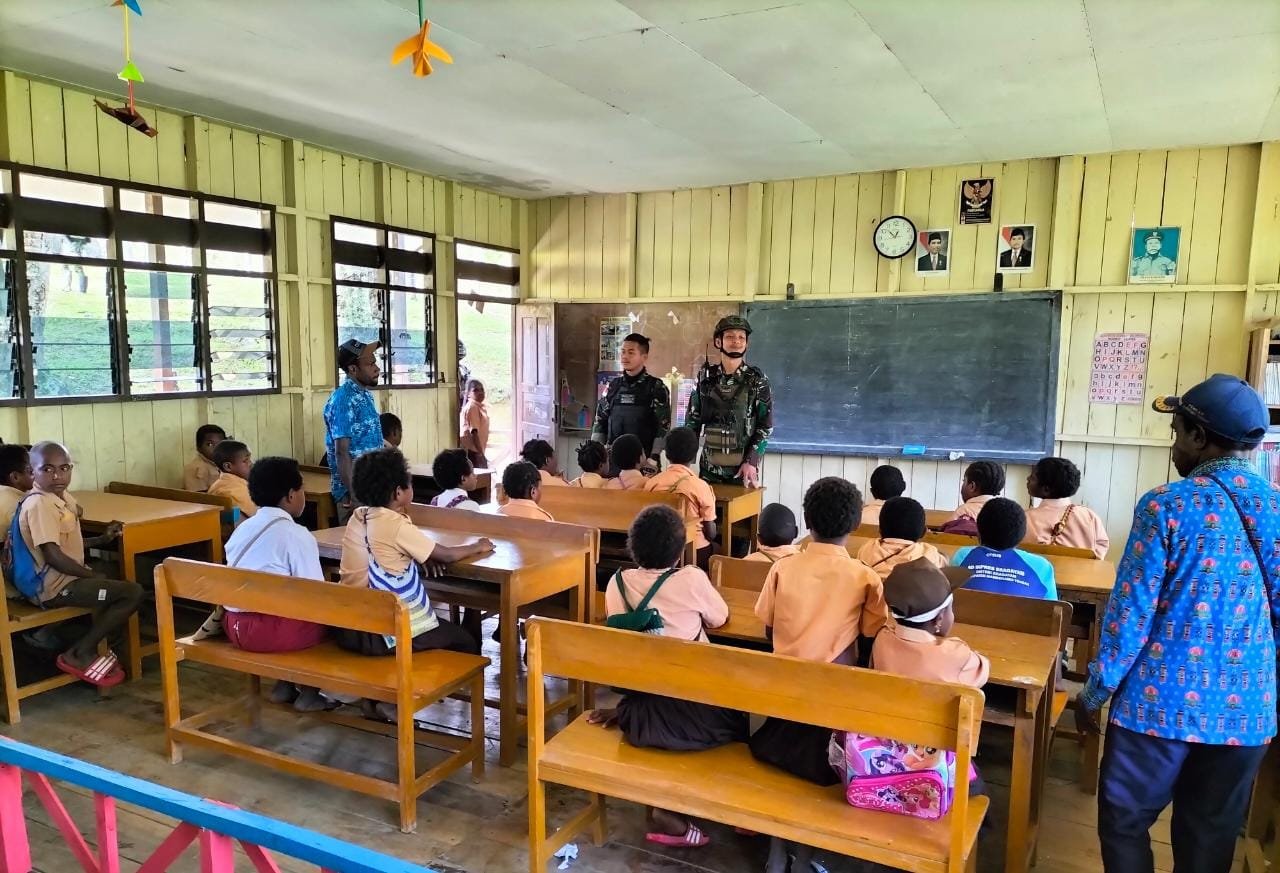 Kunjungan Perdana Satgas Yonif Raider 142/KJ Ceriakan Siswa SD Eragayam