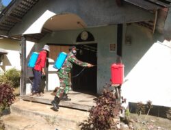 Koramil 02 Sejangkung Semprotkan Disinfektan di Wilayahnya