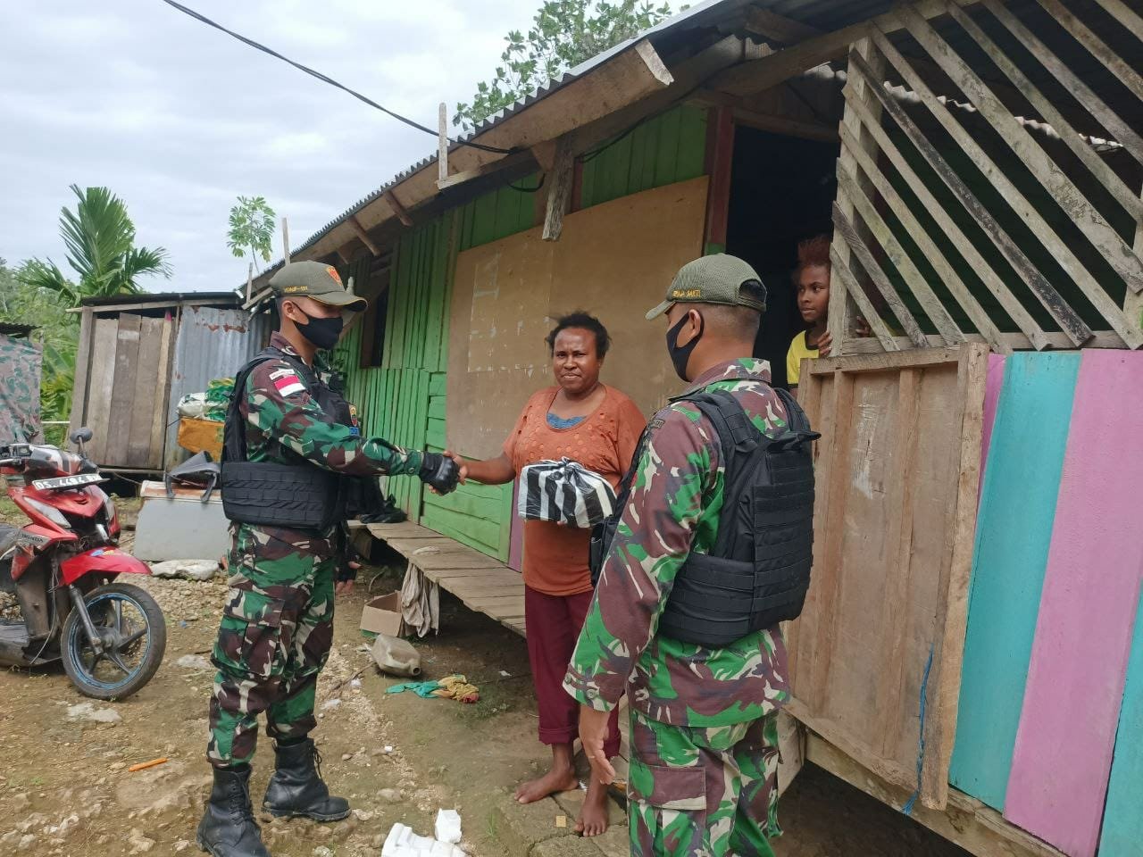 TNI Bagikan Sembako ke Warga Perbatasan Papua