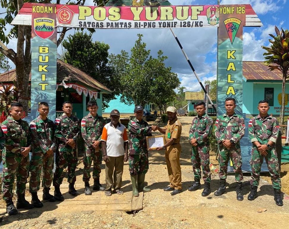 Penghargaan Kepala Distrik Yaffi untuk Satgas Yonif 126/KC Usai Penugasan