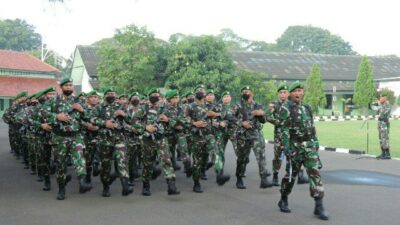 Prajurit Korem 064/MY Latihan Defile dengan Kompak dan Penuh Semangat