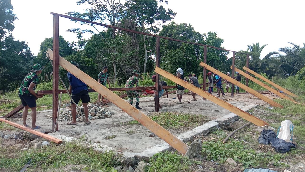 Satgas Yonif 126/KC Bangun Pasar Tradisional Bersama Warga Untuk Tingkatkan Ekonomi