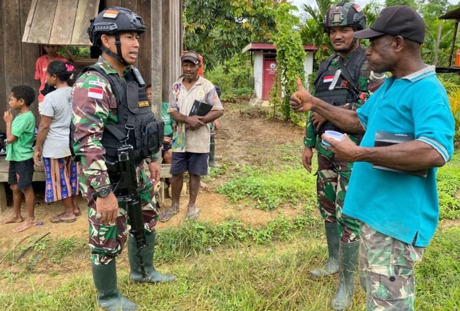 Kebersamaan Satgas Yonif 143/TWEJ dengan Warga di Perbatasan RI