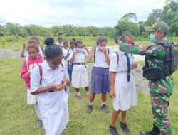 Satgas Yonif MR 413 Kostrad Bagikan Alat Kesehatan Cegah Covid-19 di Sekolah Papua