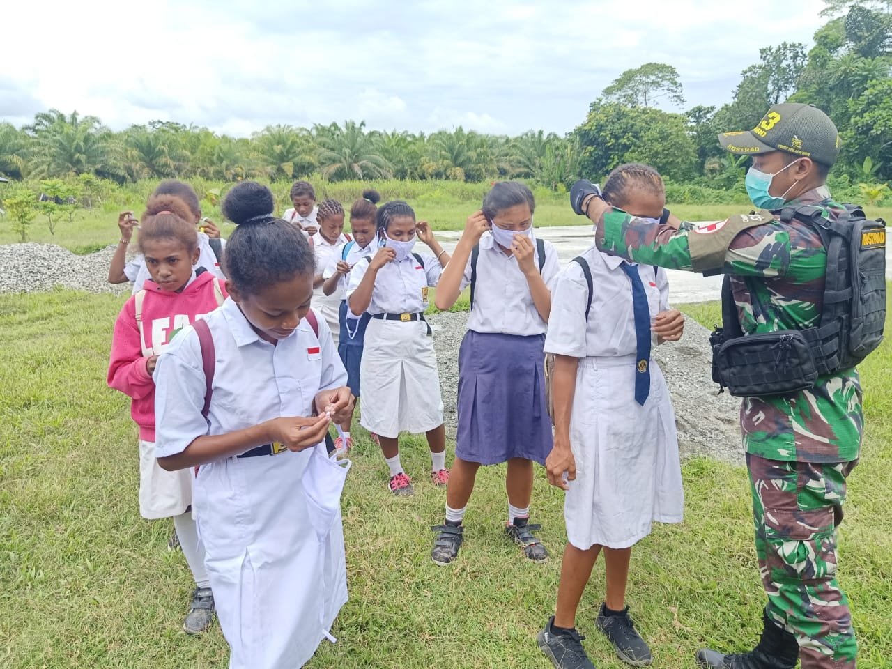Satgas Yonif MR 413 Kostrad Bagikan Alat Kesehatan Cegah Covid-19 di Sekolah Papua