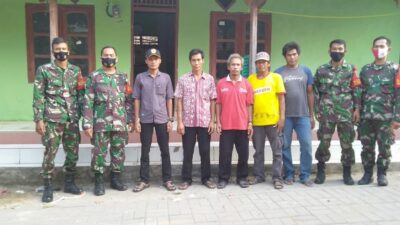 Babinsa Curug Perbaiki dan Cat Ulang Majlis Ta'lim